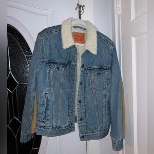 Levi’s trucker denim jacket